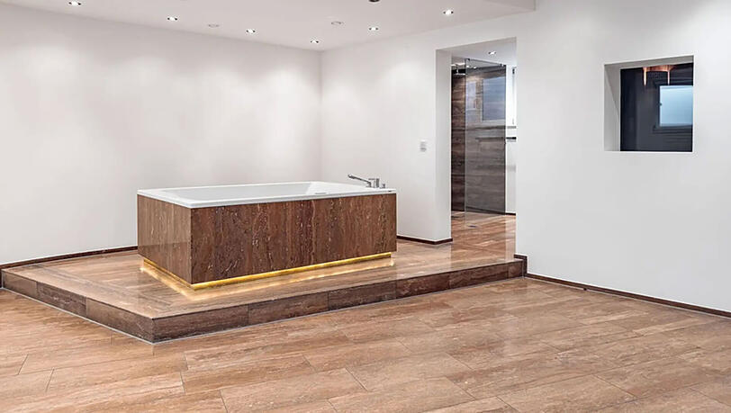 Der Wellnessbereich bietet einen Whirlpool und ein Sanarium. Der Wellnessbereich bietet einen Whirlpool und ein Sanarium.