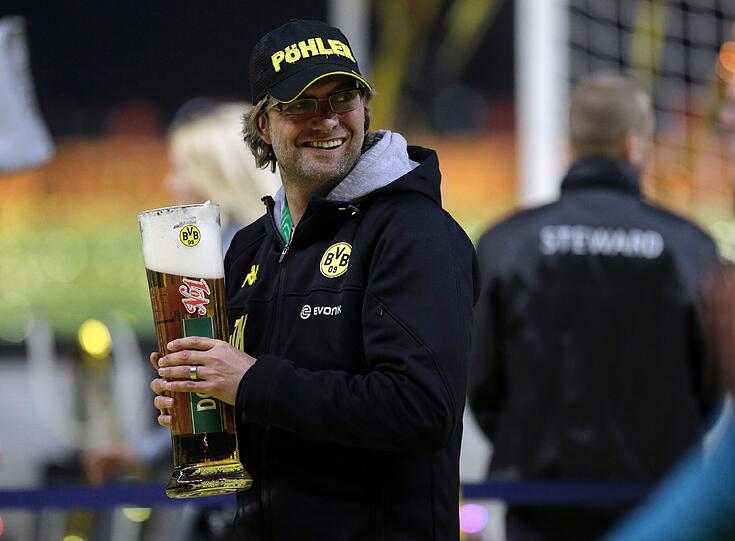 BVB-Trainer Jürgen Klopp hält's fest.