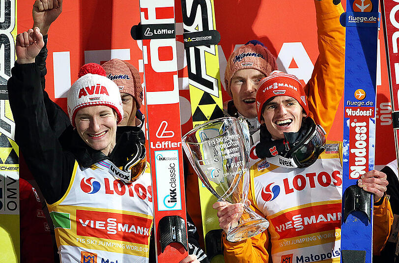 Michevael Neumayer, Richard Freitag, Serin Freund aund Marinus Kraus feiern den Sieg in Zakopane.