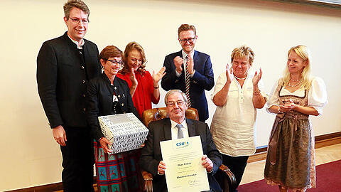 38 Jahre sitzt Hans Podiuk (Mitte) für die CSU im Münchner Stadtrat, 13 Jahre führt er die Fraktion. Zum 70. Geburtstag, den die Partei für ihn im Rathaus feiert, wird er nun auch &bdquo;Ehrenvorsitzender&ldquo;.