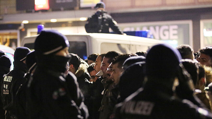 Polizisten kontrollieren in der Silvesternacht vor dem Hauptbahnhof in Köln Personen.