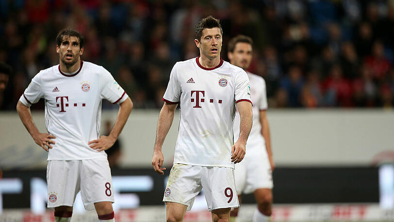 Ungewohntes Gefühl: Die Bayern (v.l.) David Alaba, Javi Martínez, Robert Lewandowski und Mats Hummels nach der zweiten Liga-Niederlage der Saison.