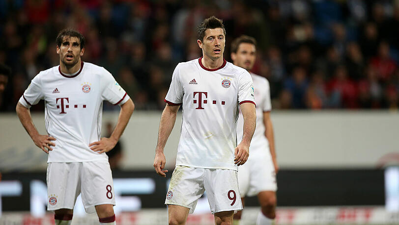 Ungewohntes Gefühl: Die Bayern (v.l.) David Alaba, Javi Martínez, Robert Lewandowski und Mats Hummels nach der zweiten Liga-Niederlage der Saison. Ungewohntes Gefühl: Die Bayern (v.l.) David Alaba, Javi Martínez, Robert Lewandowski und Mats Hummels nach der zweiten Liga-Niederlage der Saison.