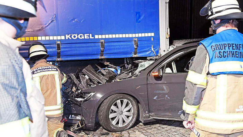 Auf der A99 bei Aschheim krachte ein Fahrzeug in einen Lkw. Der Fahrer wurde schwer verletzt.