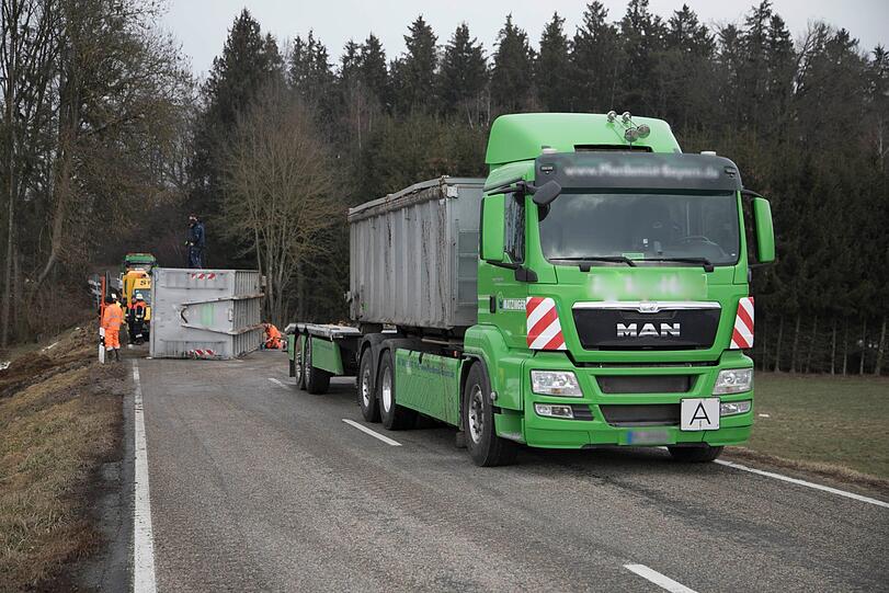 Ein Lkw ist am Freitag von der Straße abgekommen und verlor dabei einen Container mit Pferdemist.