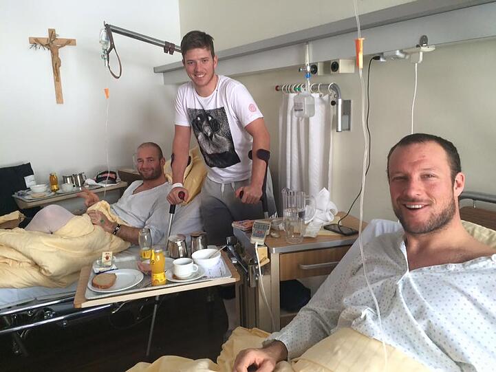Wenigstens ihren Humor verloren die versehrten Ski-Asse nach dem Rennen nicht: "Same kompression, same injury, same room!!! and same nurse! but we have fun!!", kommentierte  Georg Streitberger dieses Bild aus dem Kitzbüheler Krankenhaus bei Facebook.