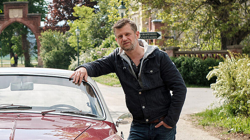 "Blind ermittelt": Taxler Niko (Andreas Guenther, Foto) fährt Ex-Kommissar Haller (Philipp Hochmair)