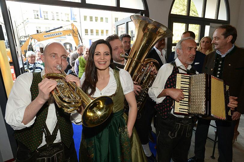 Das neue Tegernseer Bräuhaus im Tal hat eröffnet: Zur Party kamen die Promis in Dirndl und Lederhosen
