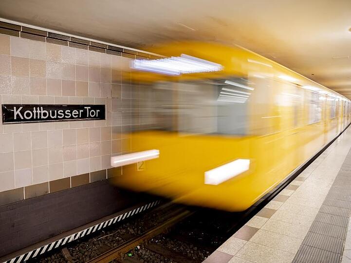 Angesichts des zunehmenden Lieferverkehrs in Städten will der Bundesverkehrsminister die Auslieferung von Paketen per U-Bahn testen lassen.