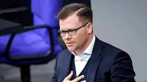 Carsten Schneider spricht im Bundestag.