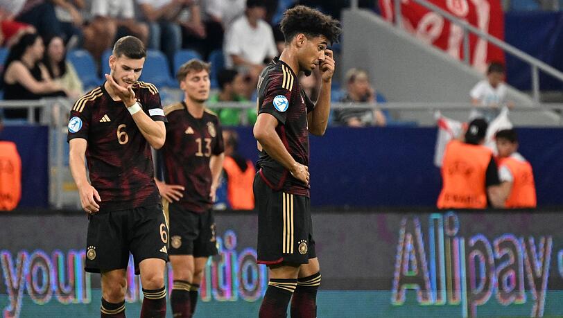 Nach dem Treffer der Engländer zum 0:2 steht der deutschen Mannschaft die Ratlosigkeit ins Gesicht geschrieben.