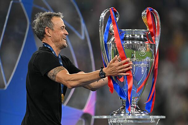 Trainer Luis Enrique wird von Désiré Doué sehr geschätzt. Trainer Luis Enrique wird von Désiré Doué sehr geschätzt.