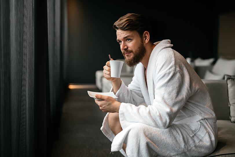 Schon deutlich höher ist der Schaden für Hotels, wenn Bademäntel entwendet werden. Die praktischen Teile aus Frottee sind mitunter bis zu 50 Euro wert. Deshalb sollten Gäste sich auch gut überlegen, ob sich ihr Diebstahl wirklich lohnt, denn häufig folgt ihm eine Rechnung. Die meisten denken aber anscheinend nicht so weit und der Bademantel schafft es erneut auf Platz zwei. Schon deutlich höher ist der Schaden für Hotels, wenn Bademäntel entwendet werden. Die praktischen Teile aus Frottee sind mitunter bis zu 50 Euro wert. Deshalb sollten Gäste sich auch gut überlegen, ob sich ihr Diebstahl wirklich lohnt, denn häufig folgt ihm eine Rechnung. Die meisten denken aber anscheinend nicht so weit und der Bademantel schafft es erneut auf Platz zwei.