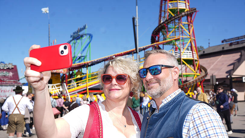 Astrid und Stefan genießen den Wiesn-Tag auf der Schaustellerstraße und freuen sich über die vielen Menschen aus aller Welt. Astrid und Stefan genießen den Wiesn-Tag auf der Schaustellerstraße und freuen sich über die vielen Menschen aus aller Welt.