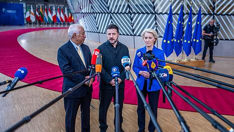 Selenskyj wurde beim Gipfel von EU-Ratspr&auml;sident Ant&oacute;nio Costa und Kommissionspr&auml;sidentin Ursula von der Leyen begr&uuml;&szlig;t.