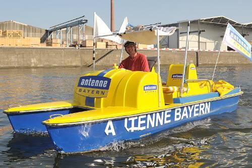 Antenne Bayern-Moderator Wolfgang Leikermoser bei der Einfahrt in den Nürnberger Hafen.