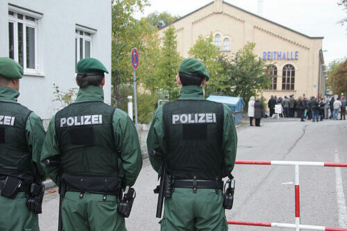 Polizeischutz für die umstrittene Veranstaltung: Beamte vor der Reithalle.