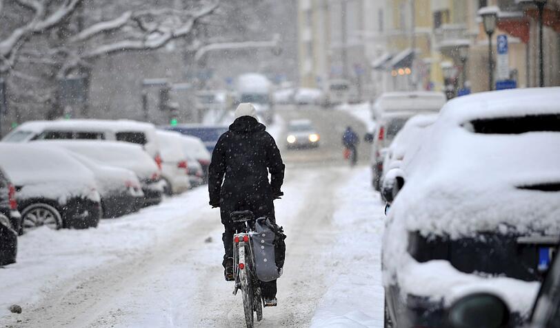 Flugausfälle, Schnee- und Glätteunfälle und erhebliche Verzögerungen im öffentlichen Nahverkehr - Schneefall hat Stadt und Land am Dienstag lahmgelegt.