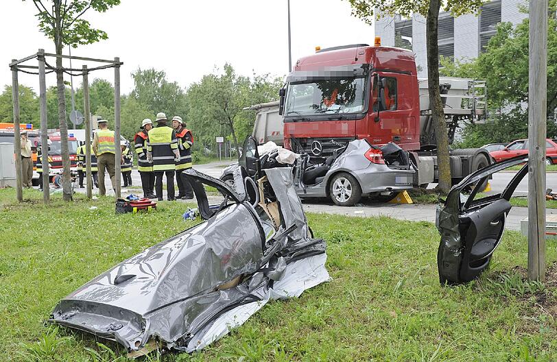 Schleißheimer_Straße: Auf Höhe der Max-Diamand-Straße kommt es zu einem Zusammenstoß zwischen einem Sattelschlepper und einem Pkw. Der BMW wird vom Lkw auf der Beifahrerseite gerammt und mehr als 50 Meter vor diesem hergeschoben, bevor beide in einem Grünstreifen zum Stehen kommen. Der Fahrer des Autos ist eingeklemmt. Die Feuerwehr muss schweres technisches Gerät zu seiner Befreiung einsetzen. Der Lkw-Fahrer erleidet einen Schock.