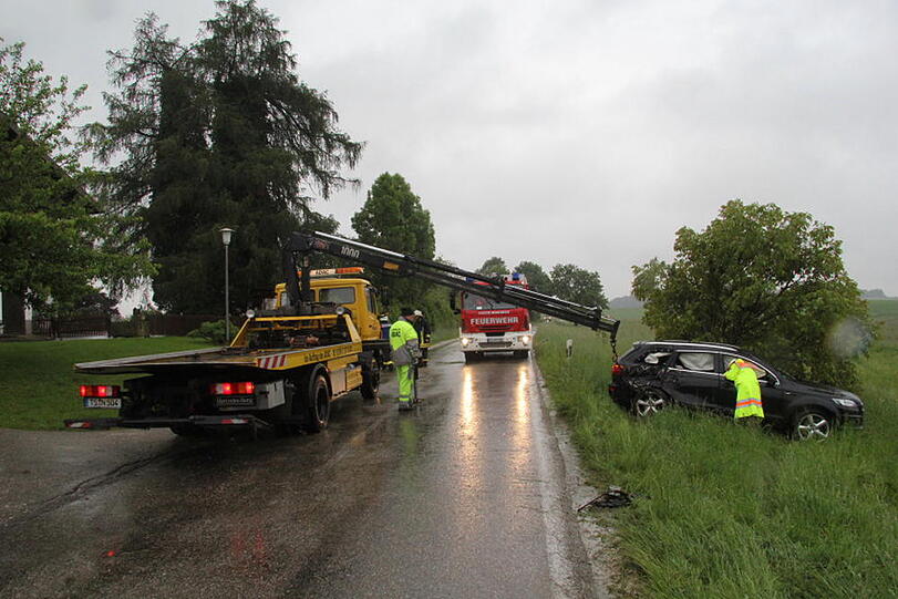 Einsatzkräfte an der Unfallstelle. An dem Audi ist ein Sachschaden von 35.000 Euro entstanden und der Fahrer ist seinen Führerschein erstmal los.