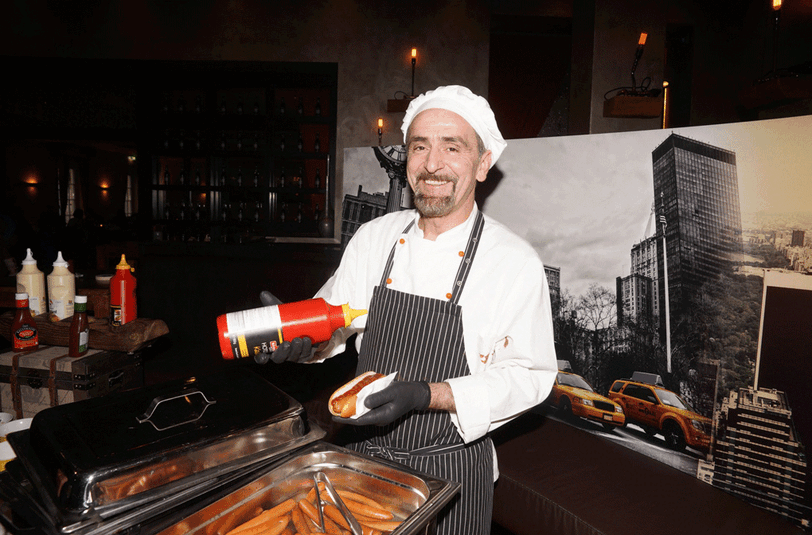 Koch Recep zaubert für die Gäste diesmal Hot Dog am Action Point