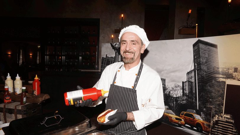 Koch Recep zaubert für die Gäste diesmal Hot Dog am Action Point Koch Recep zaubert für die Gäste diesmal Hot Dog am Action Point