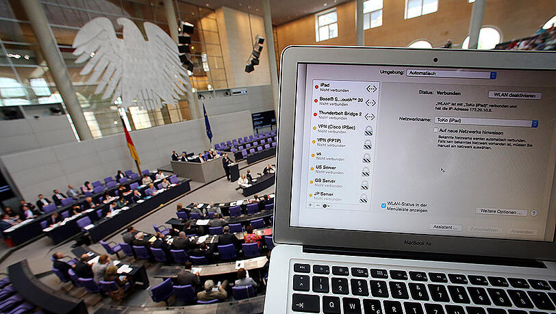 Nach der Generalüberholung sollen sich die Abgeordneten neue Passwörter für ihren E-Mail-Account ausdenken. Nach der Generalüberholung sollen sich die Abgeordneten neue Passwörter für ihren E-Mail-Account ausdenken.