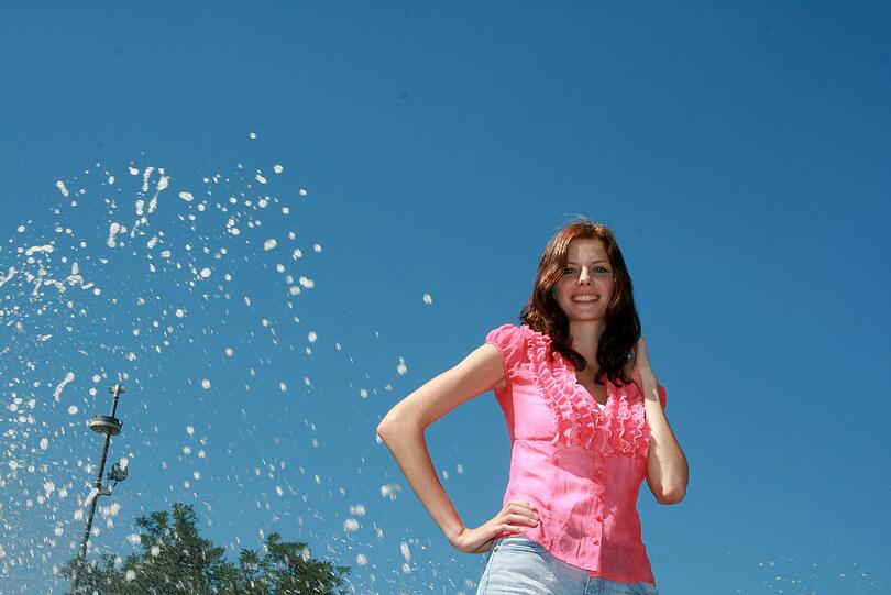 Die Sonne scheint, die Frisur sitzt, das Kleid zeigt alle Vorzüge ihrer Figur: Katrin Biller (18) hat es unter die Top 10 bei der Wahl zur Schönen Münchnerin geschafft.
