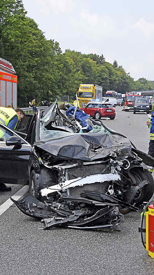 Der Mercedes wurde komplett zerstört, der Fahrer erlitt schwere Verletzungen. Die Bilder vom Unfallort auf der A95.