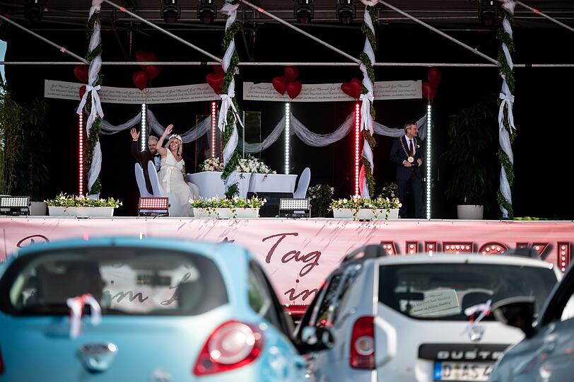 Womöglich muss man sich den Schlussapplaus im Theater demnächst so vorstellen wie diese Hochzeit in einem Düsseldorfer Autokino, die der dortige Oberbürgermeister selbst vornahm. Ob bayerische Autokinos allerdings demnächst öffnen dürfen, ist unklar.