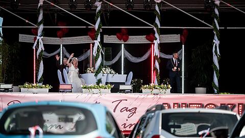 Womöglich muss man sich den Schlussapplaus im Theater demnächst so vorstellen wie diese Hochzeit in einem Düsseldorfer Autokino, die der dortige Oberbürgermeister selbst vornahm. Ob bayerische Autokinos allerdings demnächst öffnen dürfen, ist unklar.