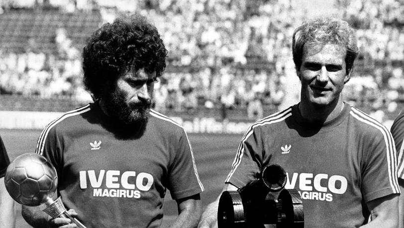 "Karl-Heinz Rummenigge und ich haben dem Klub den Weg aus der tiefsten Jauche heraus geebnet", sagt Paul Breitner (l.). "Karl-Heinz Rummenigge und ich haben dem Klub den Weg aus der tiefsten Jauche heraus geebnet", sagt Paul Breitner (l.).