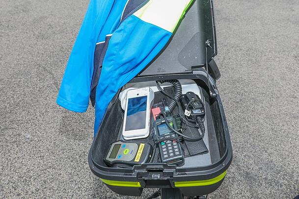Das Top Case mit Funkgerät, Alkomat, Cardcash-Lesegerät und einer Regenjacke, wenn das Wetter kippt. Das Top Case mit Funkgerät, Alkomat, Cardcash-Lesegerät und einer Regenjacke, wenn das Wetter kippt.