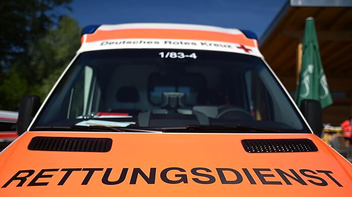 Ein Rettungswagen mit der Aufschrift "Rettungsdienst".