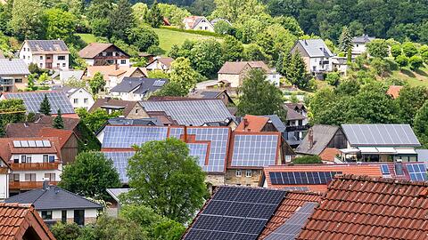 Solaranlagen auf Dächern, Gebäuden und an Fassaden machen den Großteil der installierten Leistung aus. (Archivbild)