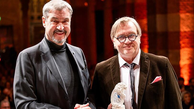 Markus Söder (l.) übergab am Dienstagabend in München den Ehrenpreis an Hape Kerkeling. Markus Söder (l.) übergab am Dienstagabend in München den Ehrenpreis an Hape Kerkeling.
