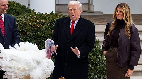 Gobble, Donald Trump und Melania vor dem Weißen Haus.