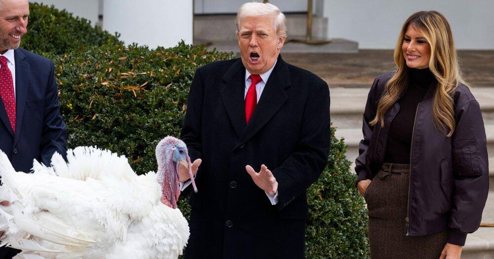 Mit-Melania-Donald-Trump-begnadigt-Truth-hne-im-Wei-en-Haus