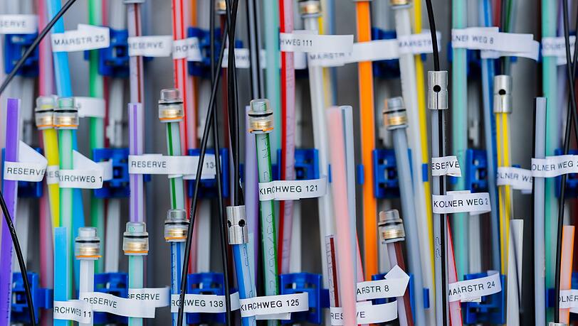 Die Telekom möchte, dass mehr Kunden den vorhandenen Glasfaseranschluss auch tatsächlich buchen. (Symbolbild) Die Telekom möchte, dass mehr Kunden den vorhandenen Glasfaseranschluss auch tatsächlich buchen. (Symbolbild)