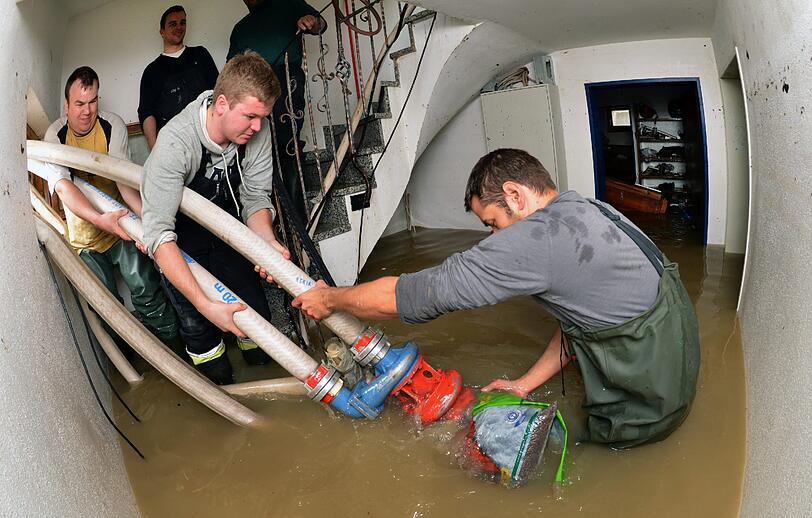 Auch in Rosenheim versuchen die Menschen ihr Hab und Gut zu retten und den Hochwasser-Dreck zu beseitigen.