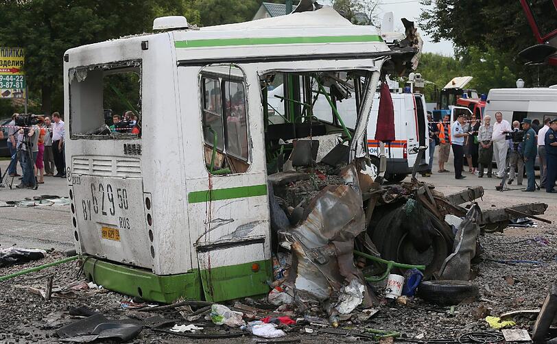Es ist eines der schwersten Verkehrsunglück in Russland überhaupt. Die Bilder vom Unfallort.