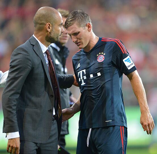 Bastian Schweinsteiger mit schmerzverzerrtem Gesicht: Der Bayern-Star wurde beim 1:1 gegen Freiburg ausgewchselt. Die Bilder.