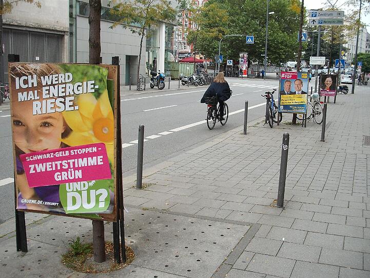 Teils beschädigt, teils überklebt, in jedem Fall unschön fürs Stadtbild: Die Plakate von Landtags- und Bundestagswahlkampf stehen und hängen noch überall herum.