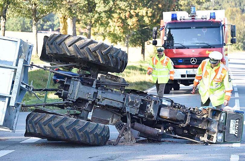 Die Wucht der Kollision war so stark, dass der Traktor umgekippt wurde. Der Fahrer wurde glücklicherweise nur leicht verletzt.