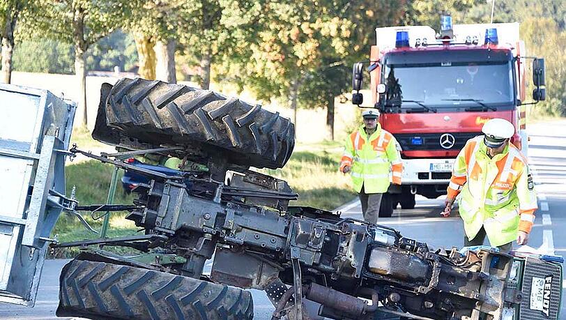 Die Wucht der Kollision war so stark, dass der Traktor umgekippt wurde. Der Fahrer wurde glücklicherweise nur leicht verletzt. Die Wucht der Kollision war so stark, dass der Traktor umgekippt wurde. Der Fahrer wurde glücklicherweise nur leicht verletzt.