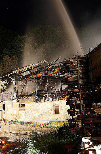 In Taching am See kam es in der Nacht auf Samstag zu einem Großbrand. Die Bilder.