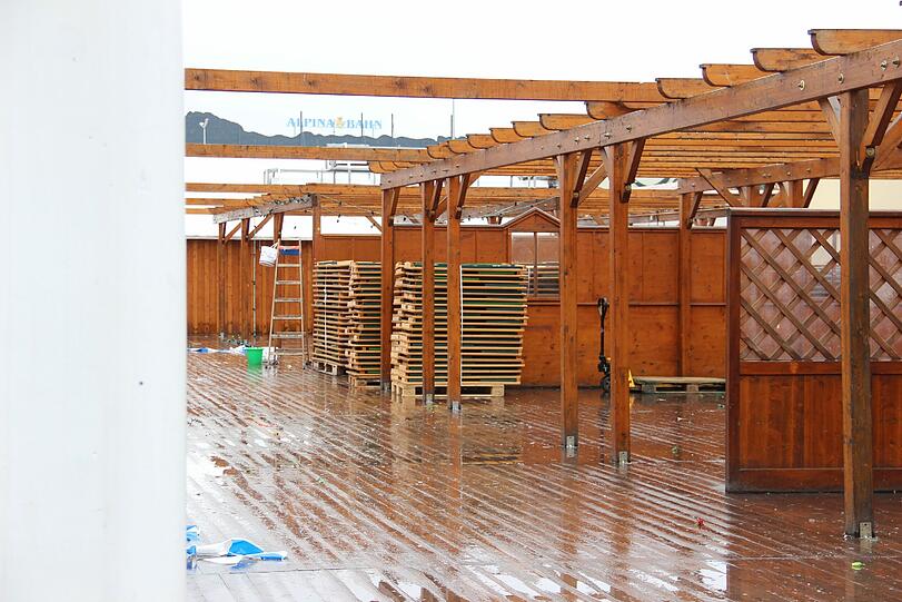Regen und Tristesse am Tag danach: Die Bilder vom Wiesn-Abbau am Dienstagvormittag.