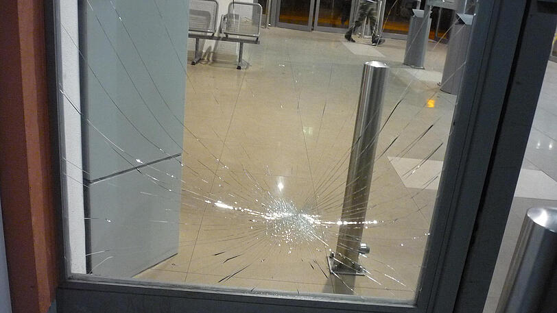 Der Freisinger prallte gegen die Glasscheibe, danach trat der Unbekannte auf ihn ein.