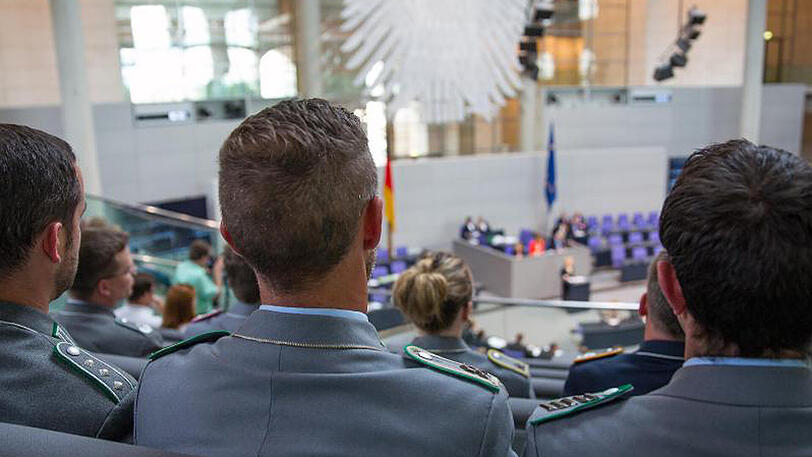 Die Auslandseinsätze der Bundeswehr unterliegen dem Parlamentsvorbehalt. Der Bundestag genehmigt sie für einen bestimmten Zeitraum.