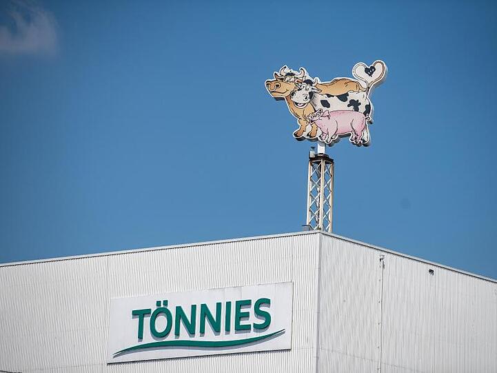 Auf dem Dach des Werksgeländes steht das Logo der Firma Tönnies. Foto: Guido Kirchner/dpa/Archivbild
